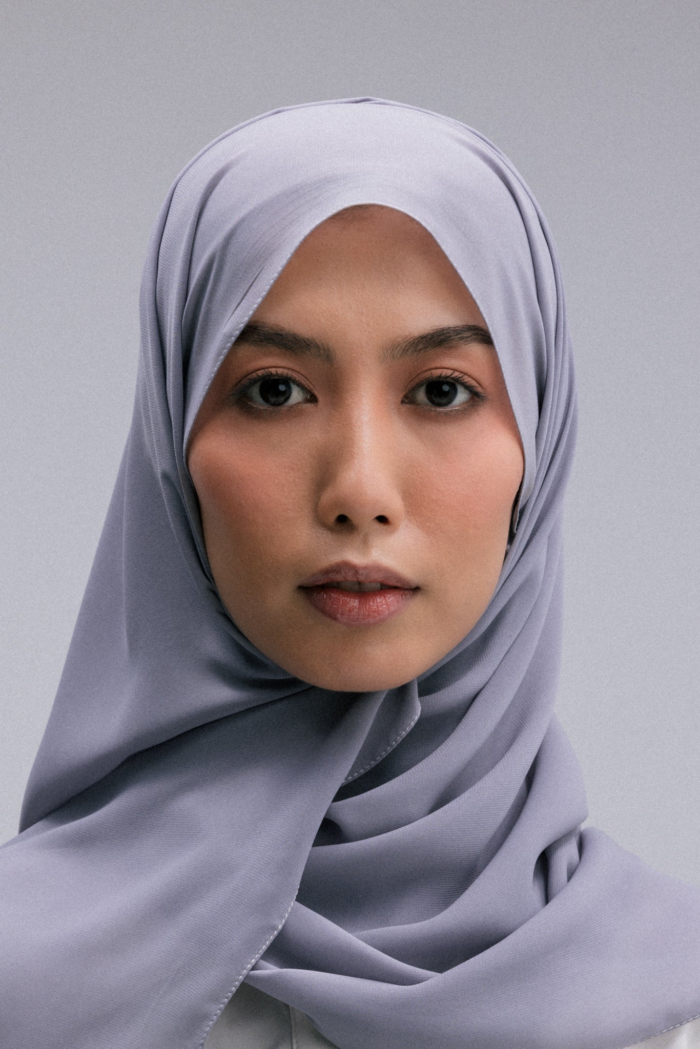 Add a touch of grace and sophistication to your wardrobe with the Overlay chiffon fabric headscarf. Made from lightweight, flowy chiffon, these headscarves offer a soft, airy feel that drapes beautifully around your head.
