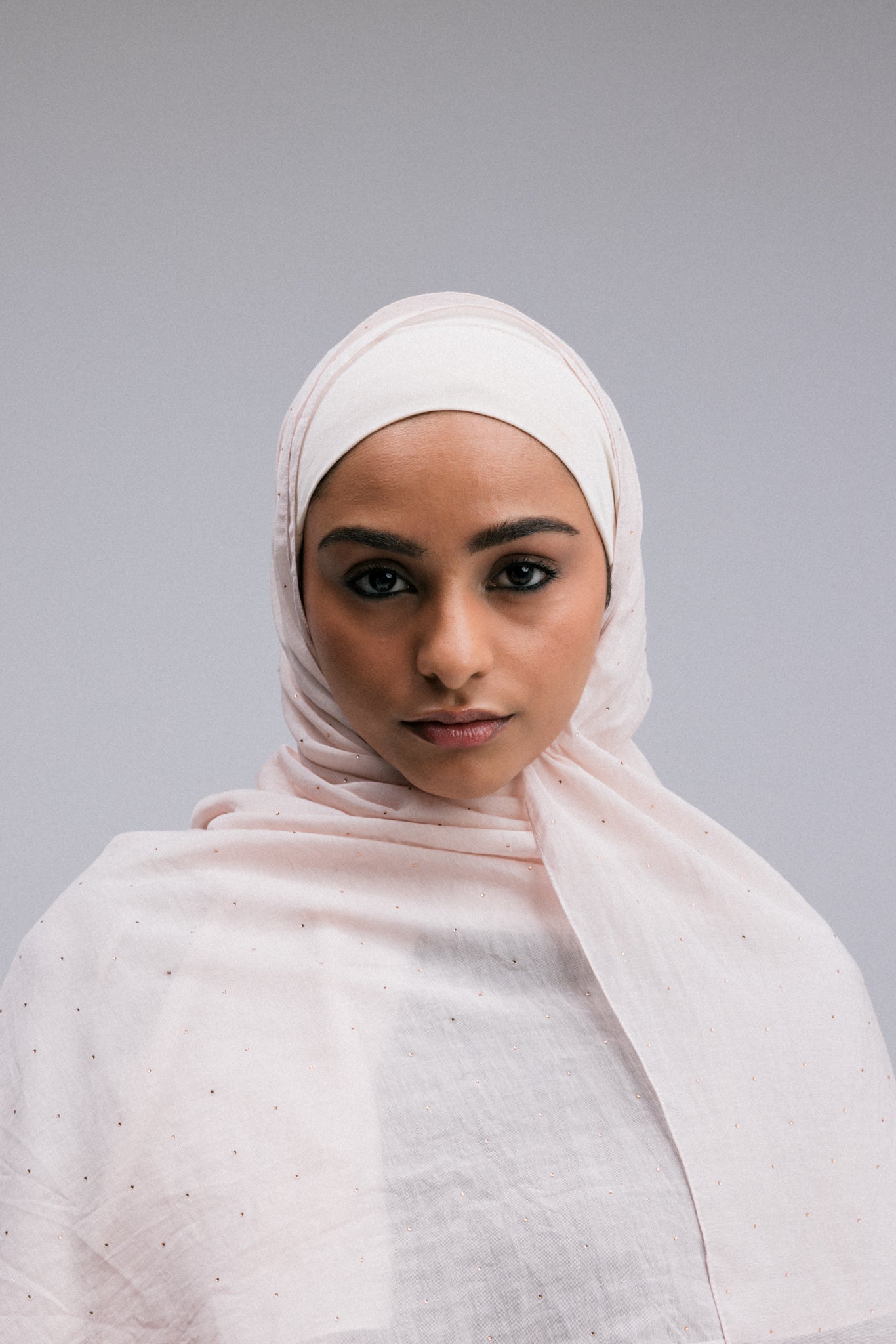 Elevate your style with the stunning Overlay woven fabric headscarf adorned with delicate crystals. These headscarves combine the timeless elegance of woven fabric with the subtle sparkle of carefully placed crystals, adding a touch of glamour and sophistication to any look