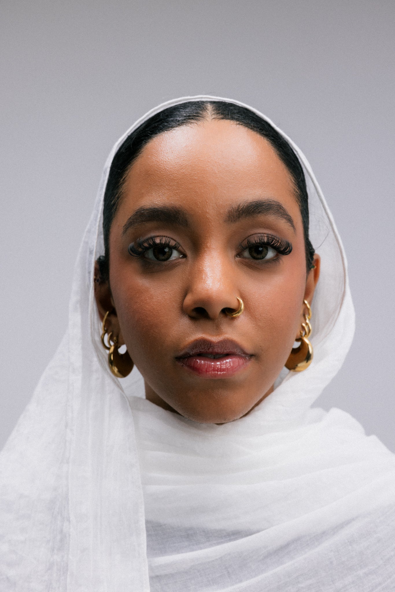 The Overlay woven fabric headscarf combines elegance and comfort in a beautifully crafted accessory. Made from high-quality woven fabric, these headscarves offer a soft, breathable feel that is gentle on the skin.