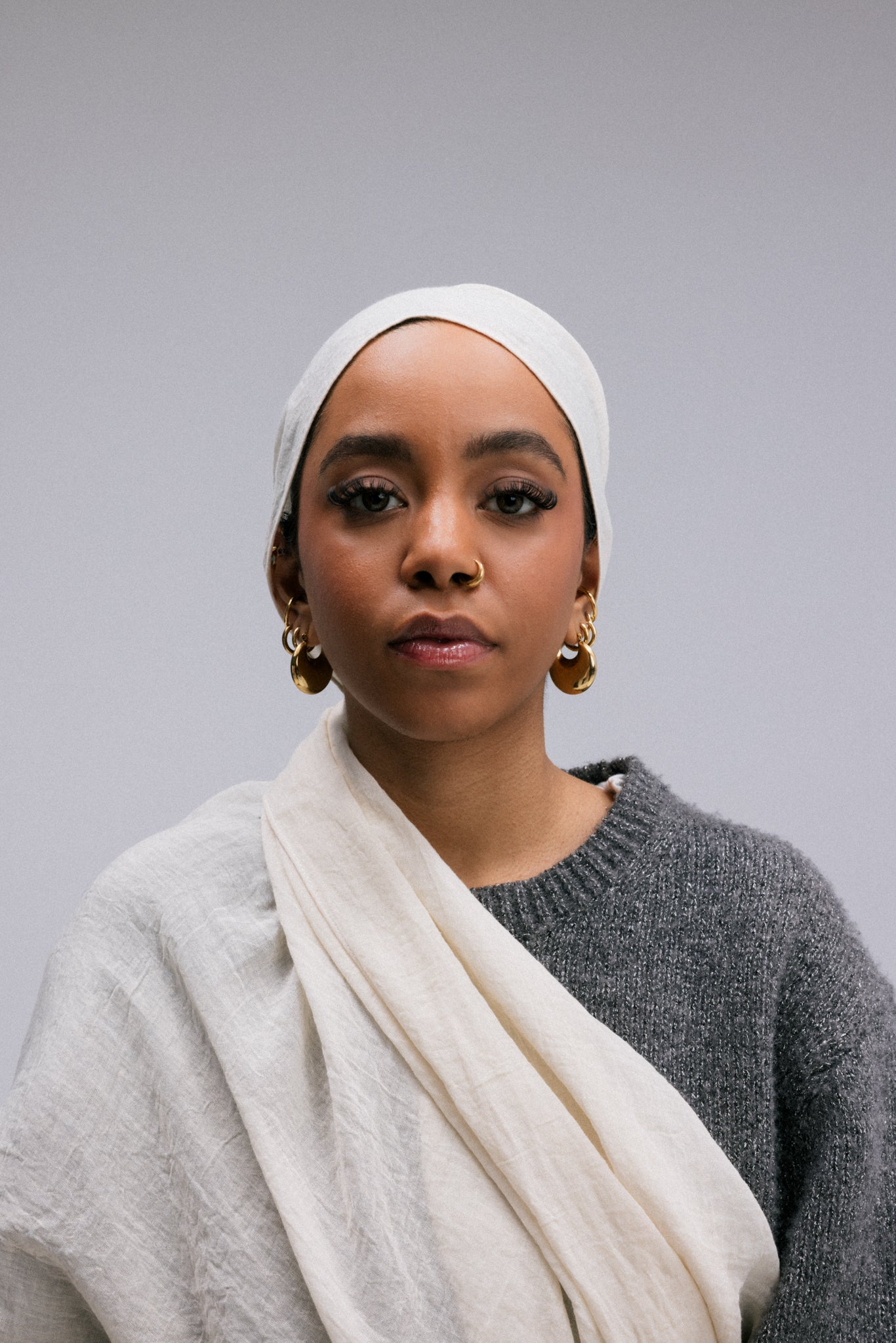 The Overlay woven fabric headscarf combines elegance and comfort in a beautifully crafted accessory. Made from high-quality woven fabric, these headscarves offer a soft, breathable feel that is gentle on the skin.