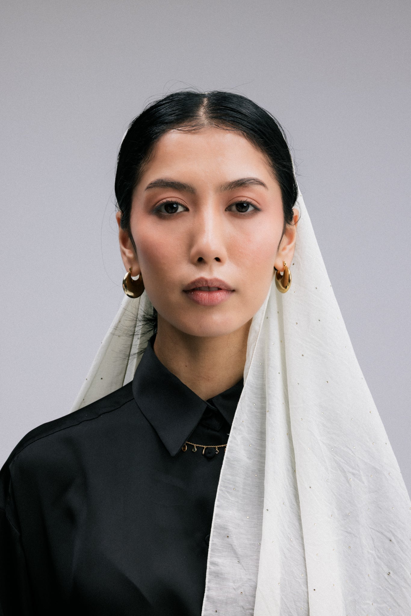 Elevate your style with the stunning Overlay woven fabric headscarf adorned with delicate crystals. These headscarves combine the timeless elegance of woven fabric with the subtle sparkle of carefully placed crystals, adding a touch of glamour and sophistication to any look
